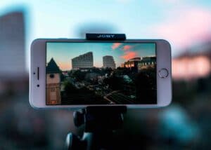Photo d'un telephone sur trépied prenant une video s